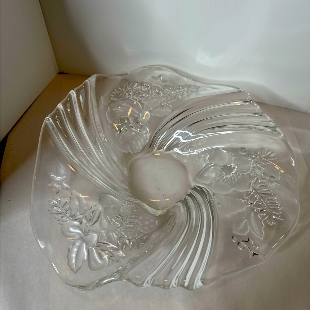 Mikasa Lead Crystal Christmas Medley Swirled Candy Dish. (1-J)